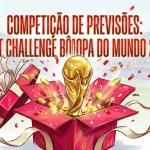 Troféu de futebol dourado emerge de presente aberto, celebrando previsões da Copa do Mundo.